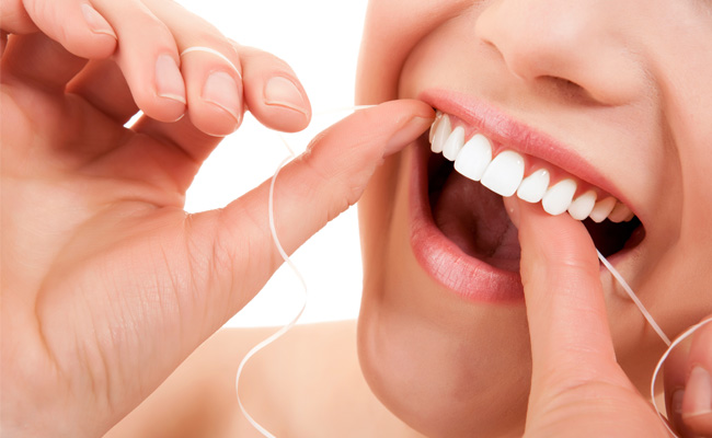 Falta de fio dental pode causar sangramentos e doenças na gengiva Falta de fio dental pode causar sangramentos e doenças na gengiva